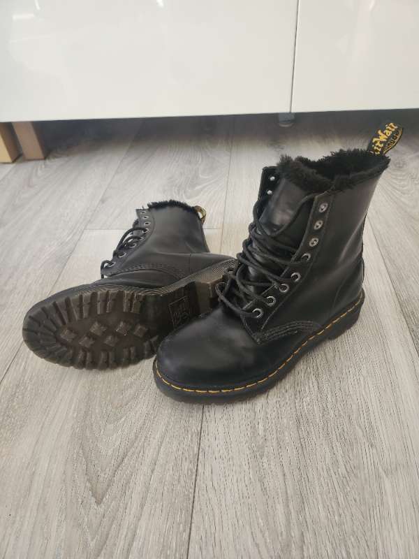 Dr. Martens fóðraðir svartir 1460 Serena