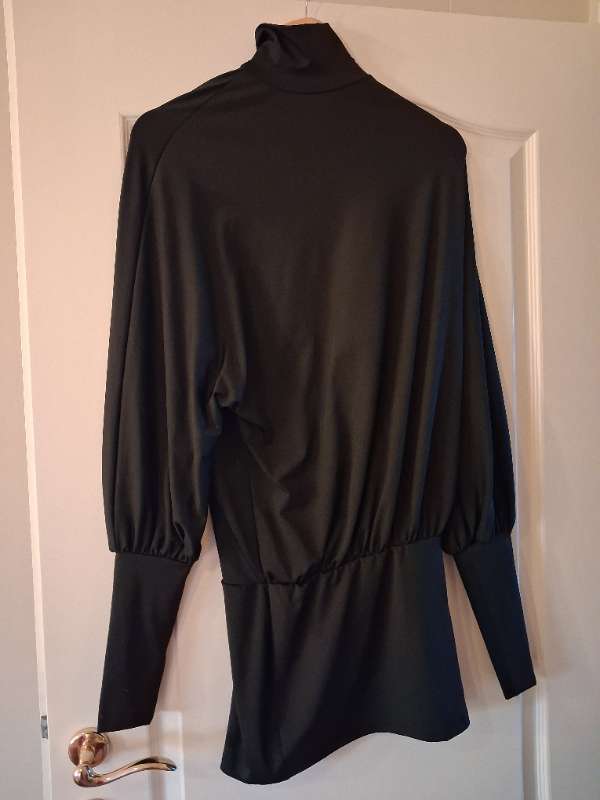 Svartur kjóll opinn í bakið