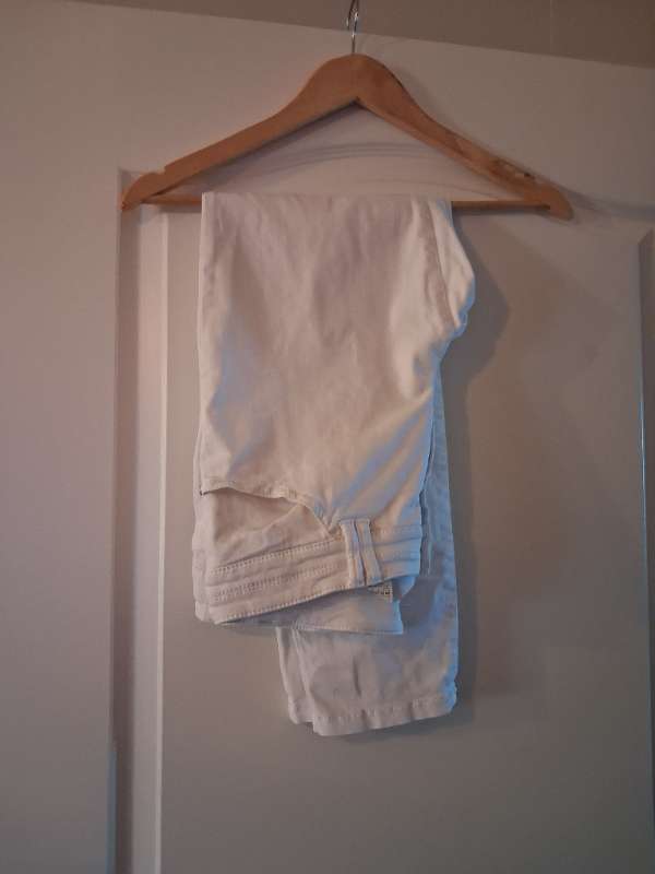 Gary Weber hvítar gallabuxur