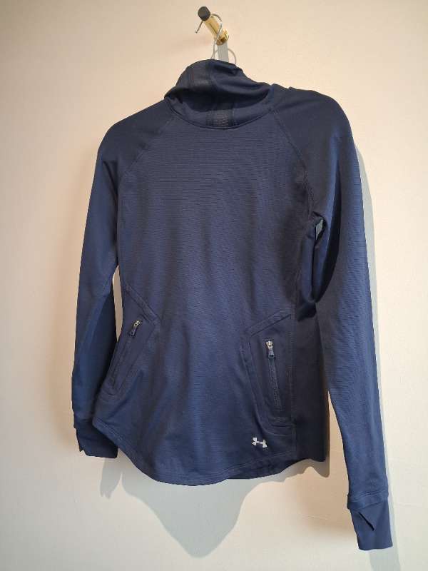 Under Armour blá peysa.