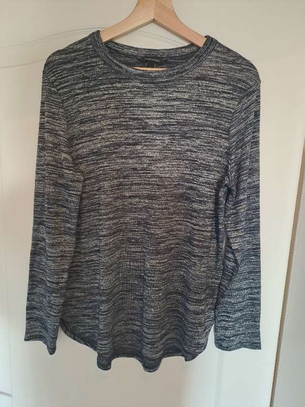 Grá peysa víð. banana republic