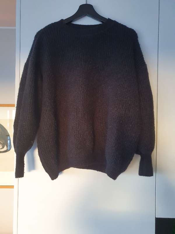 B. Svört þykk peysa