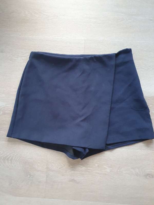 B. Skort (smá saumspretta á hlið)