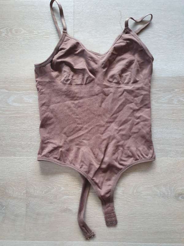 B. Brún aðhaldssamfella