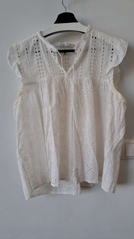 Only hvít blúndublússa ermalaus