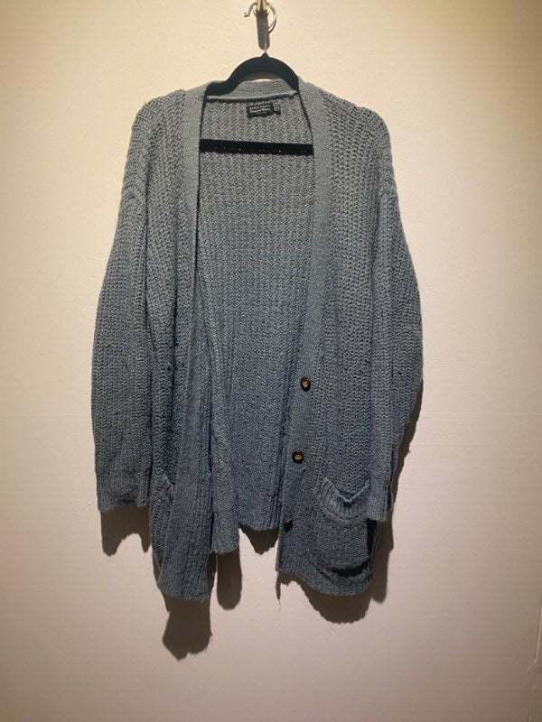 Opin prjónuð blá peysa