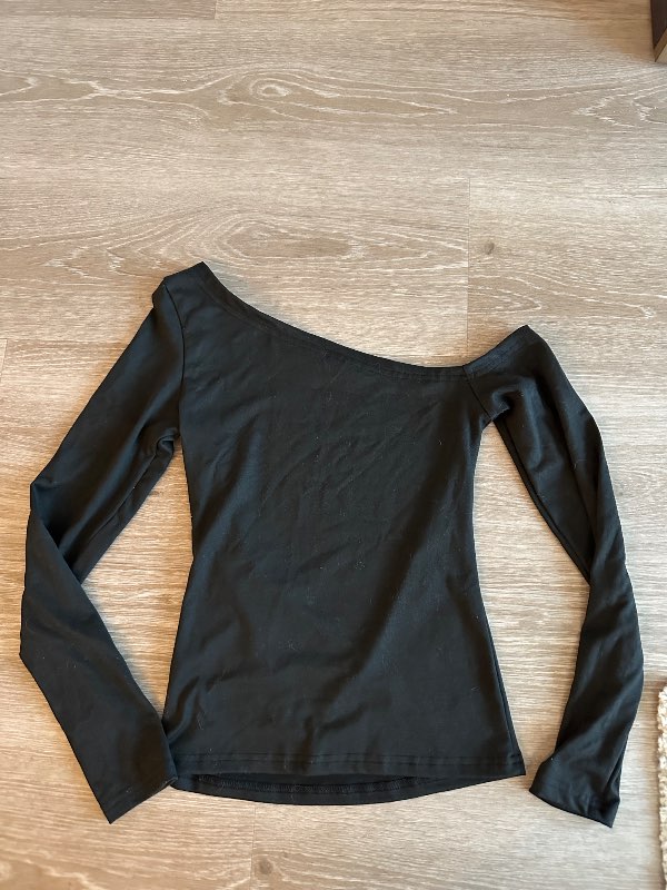 Langerma one shoulder svartur