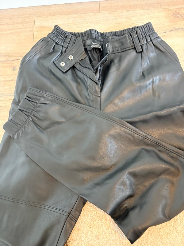 Bershka pleðurbuxur