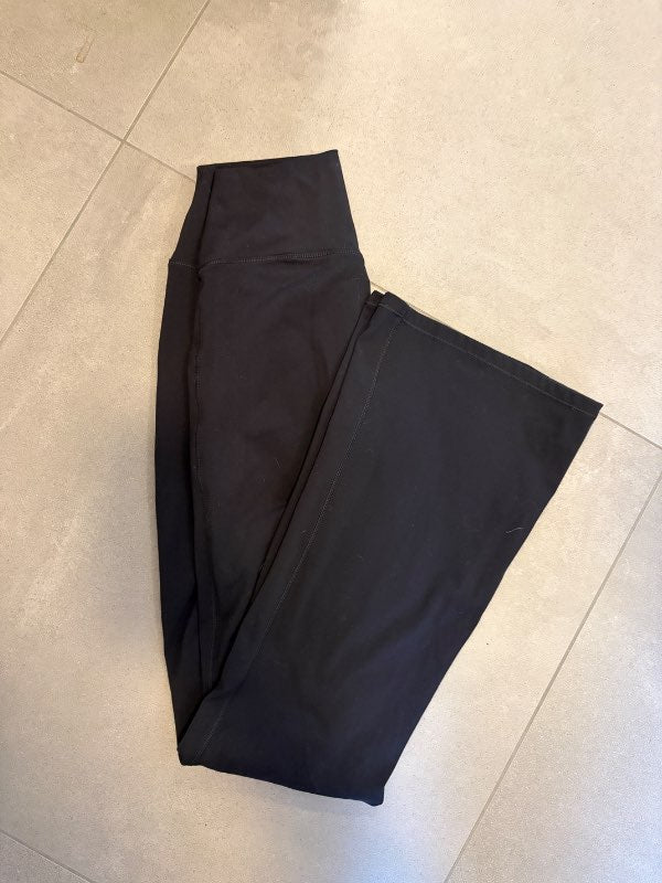 Svartar útvíðar buxur h&m