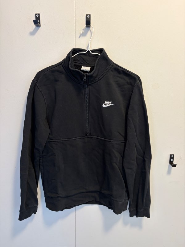 Svört Nike peysa rennd