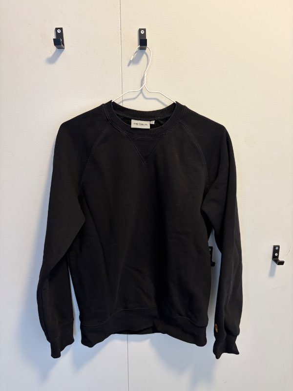 Svört carhartt peysa
