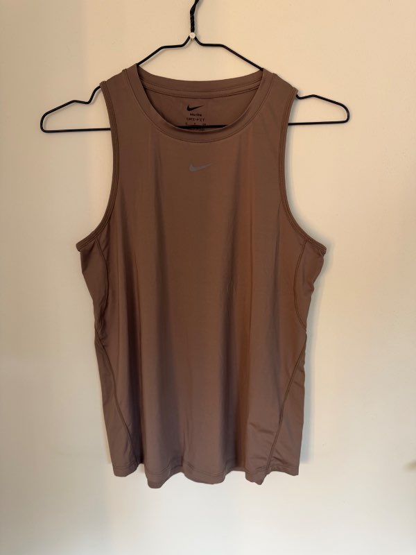 Brúnn Nike bolur