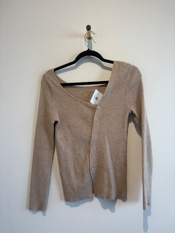 Beige hneppt peysa