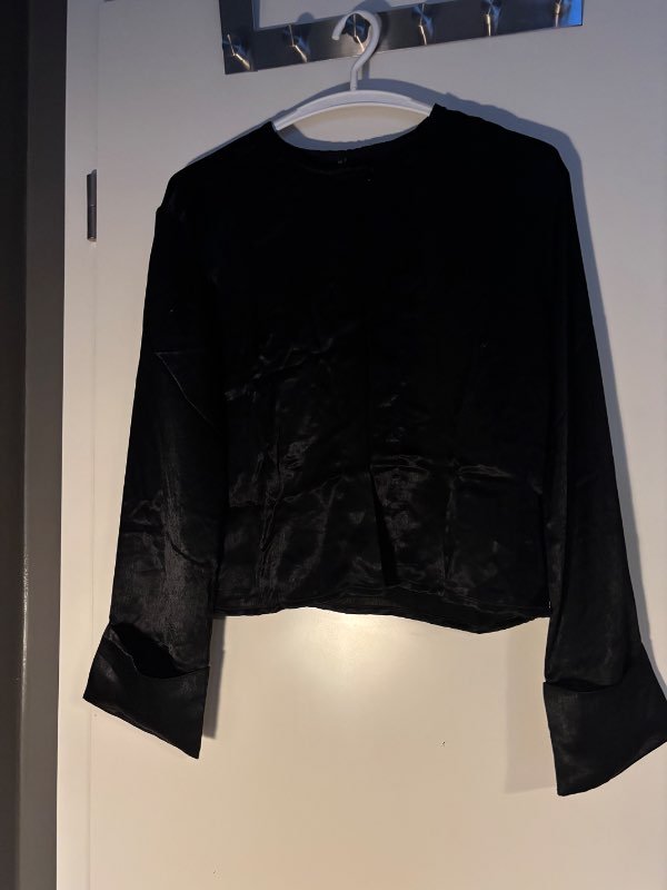 Gina tricot svört skyrta