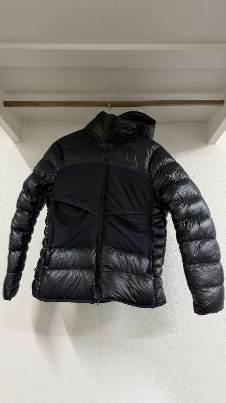 Peak Performance dúnúlpa – svört