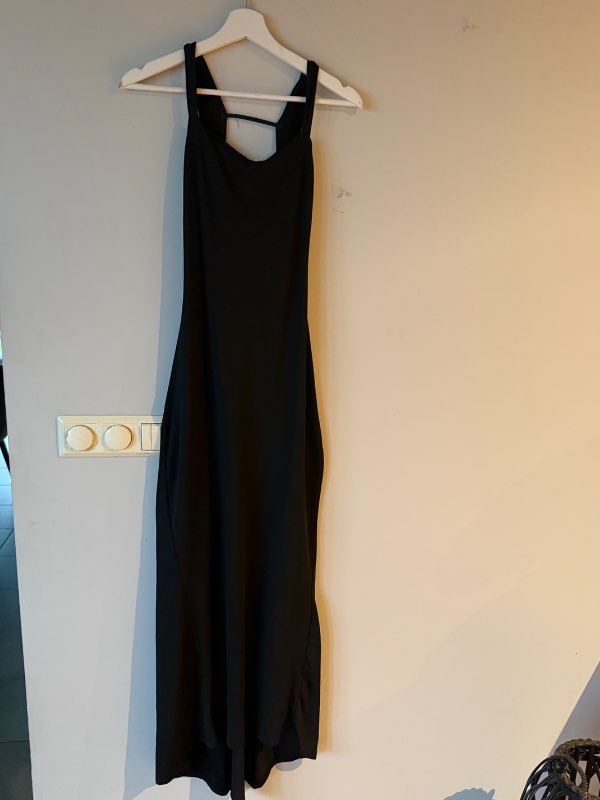 Svartur backless kjóll