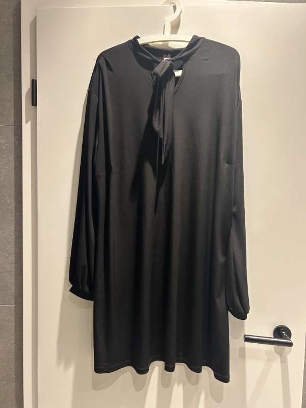 Kjóll slaufa svartur