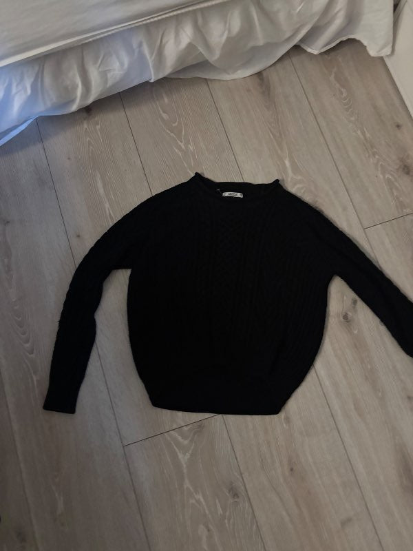 Svört pull&bear peysa