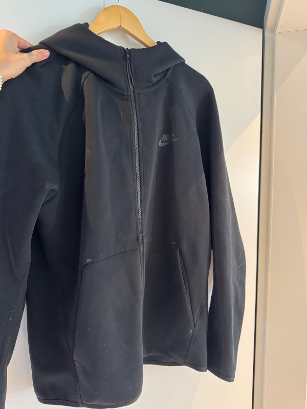 Nike tech peysa svört