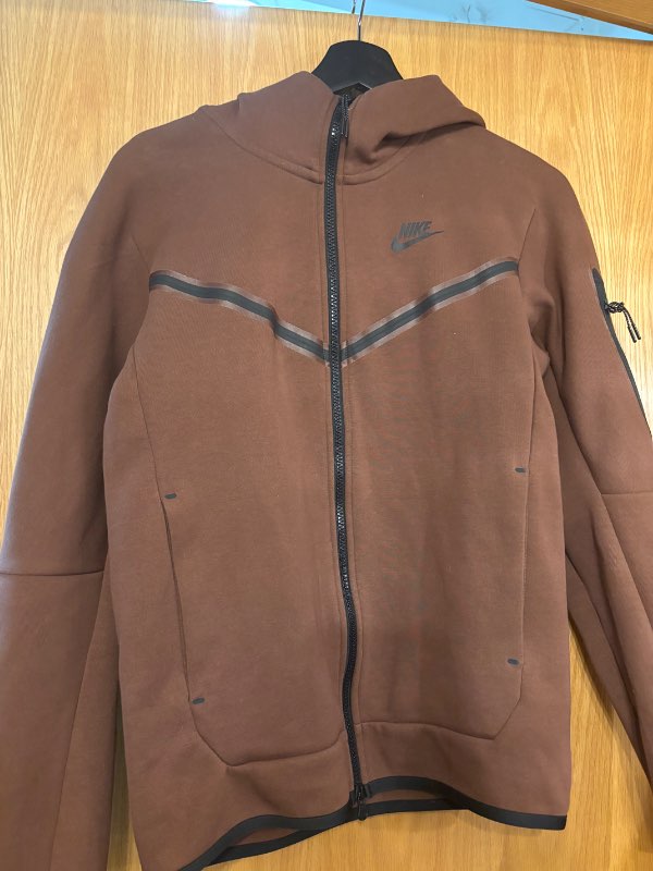 Nike tech peysa