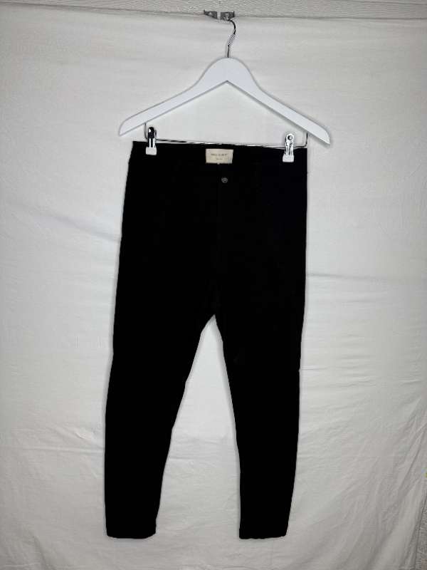 Svartar teygjanlegar buxur