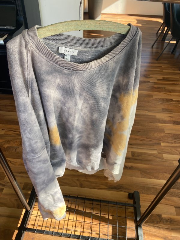 Tie die-peysa