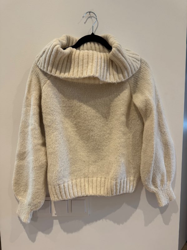 júník beige peysa