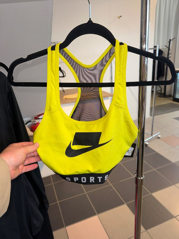 Nike gulur íþróttatoppur