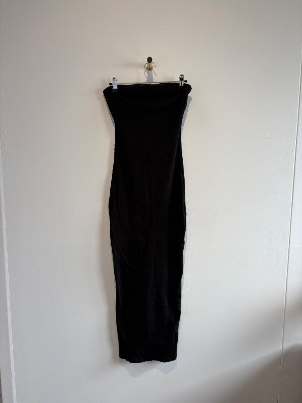 Svartur strapless kjóll