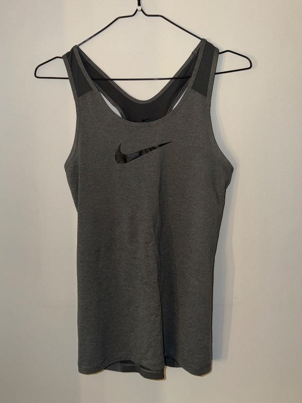 Grár Nike íþróttabolur