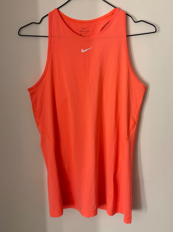 Appelsínugulur Nike íþróttabolur