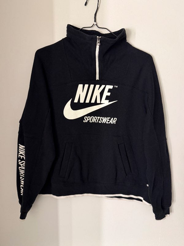 Nike hálfrennd peysa