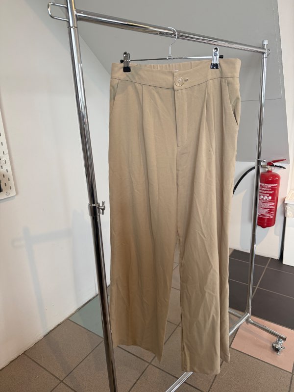 Stradivarius beige buxur