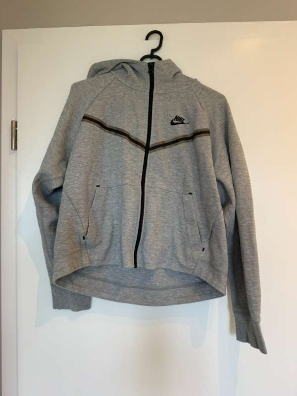 Nike Tech hettupeysa grá