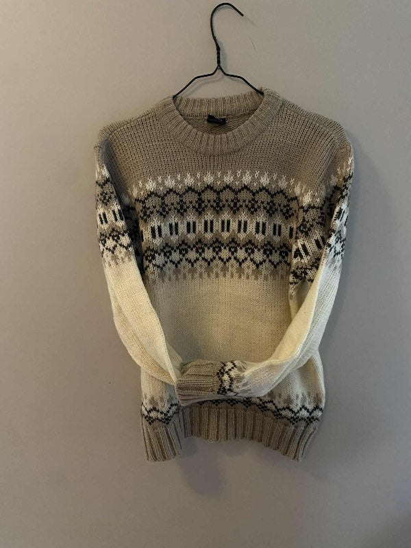 Hvítt ljósbrún peysa