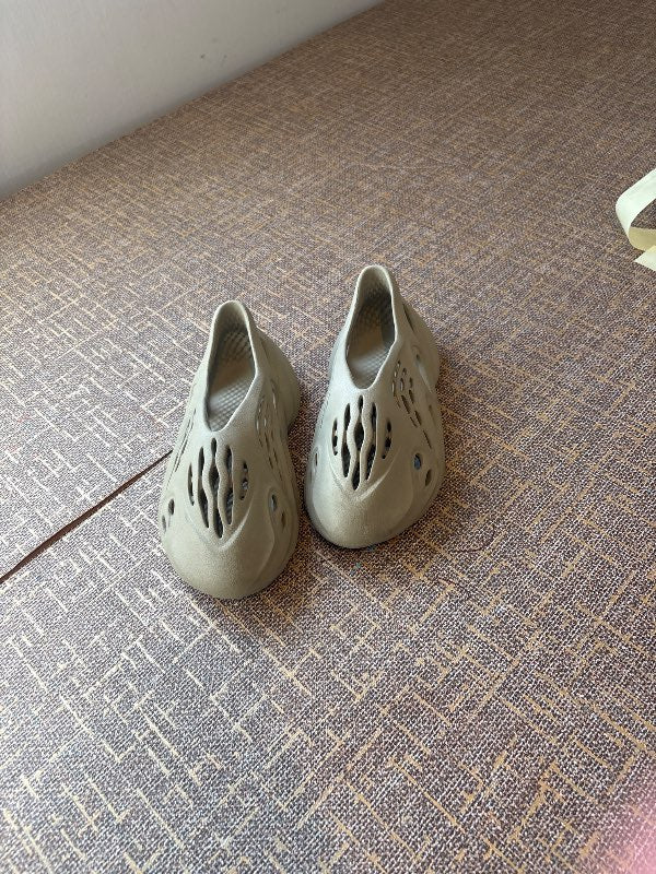 Yeezy slides brúnir
