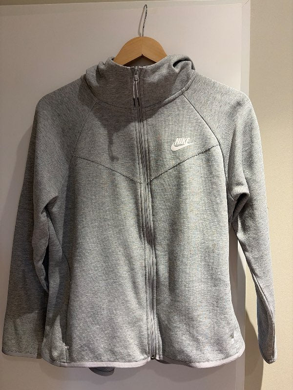 Nike hettupeysa - ath smá blettir
