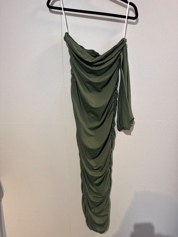 Grænn oneshoulder kjoll