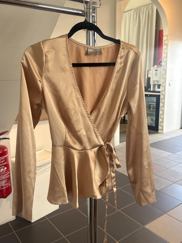 Satin blússa