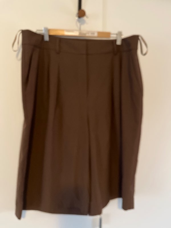 Brúnar hnébuxur
