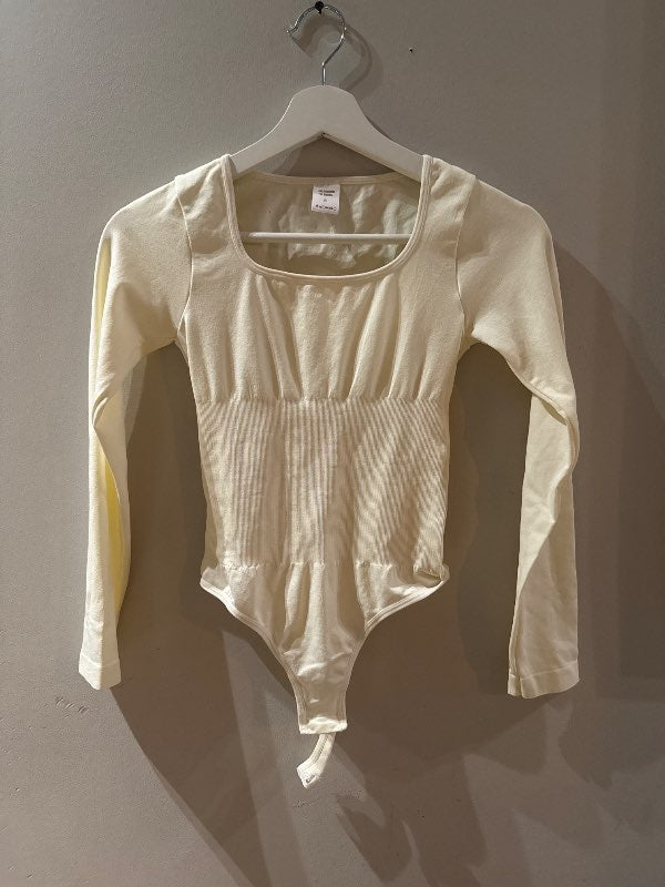 beige litið samfella