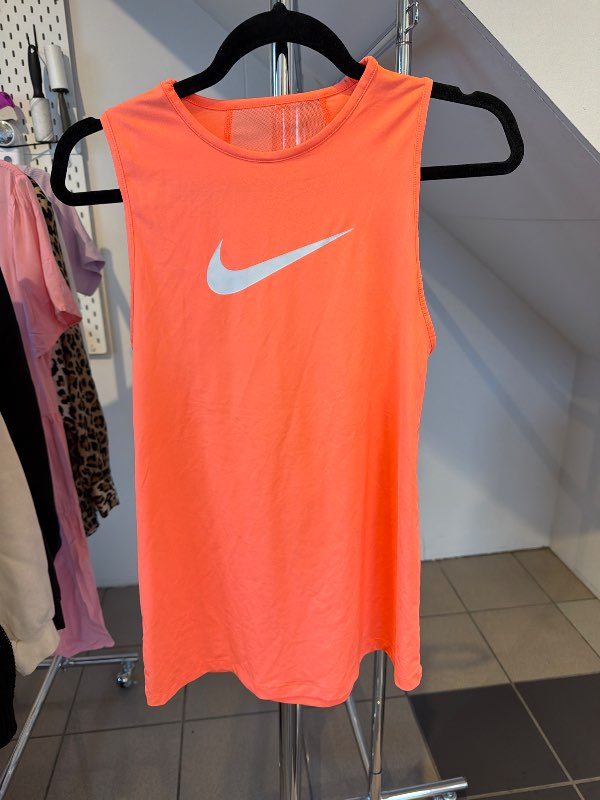 Nike appelsínugulur bolur