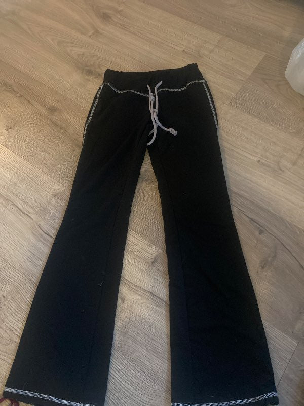 Útvíða svartar buxur