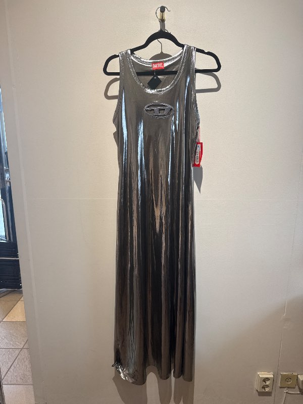 Silver disel kjòll ennþá með miða