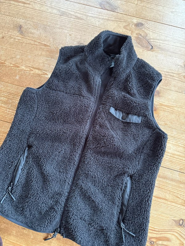 Black fluffy west stromtech