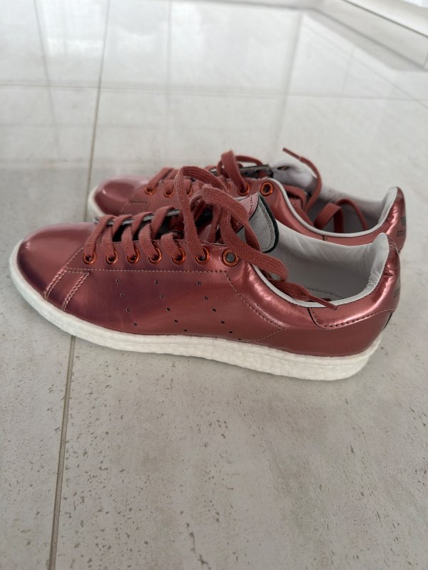 Skor adidas raud nytt
