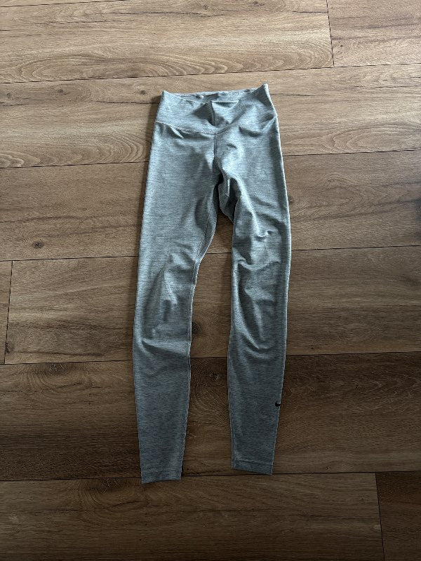 Nike æfingabuxur gráar