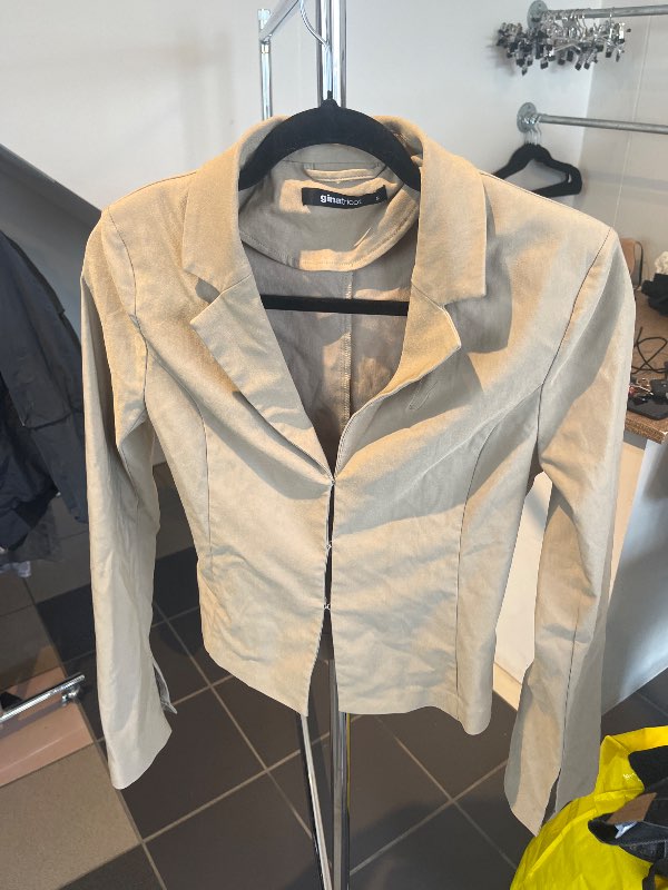 Brúnn jakki GinaTricot
