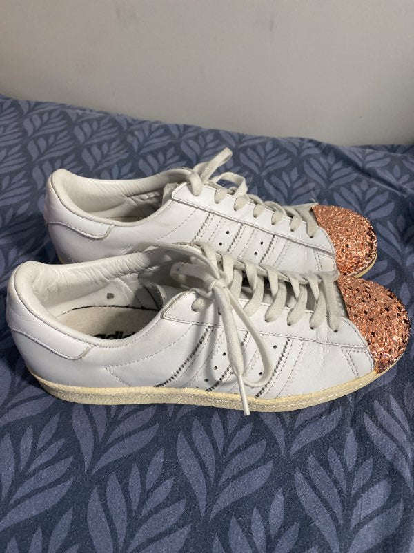 Hvítir adidas m gylltu