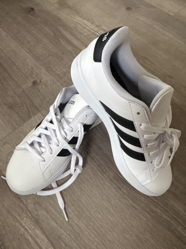 Adidas strigaskór